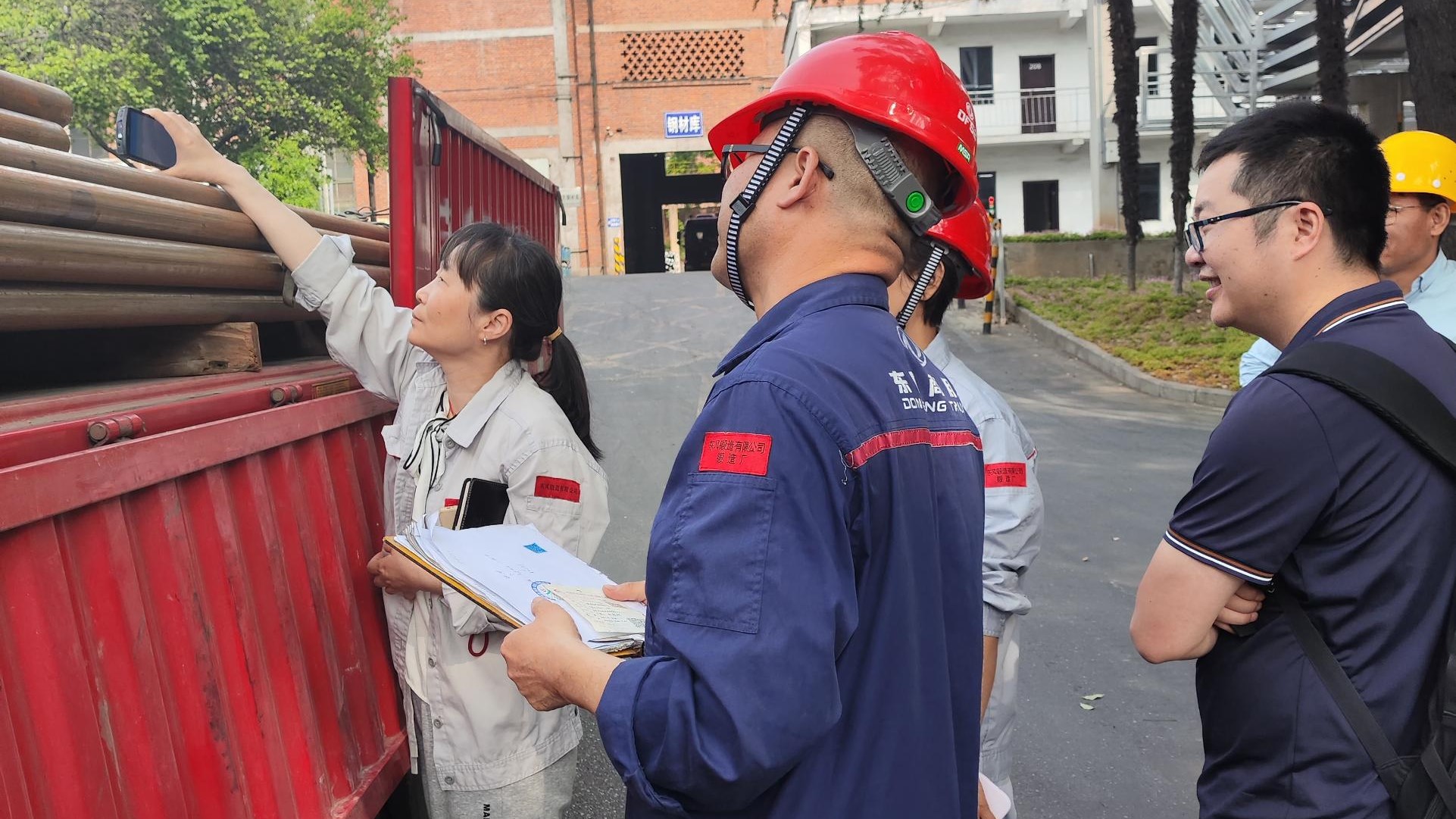 團(tuán)隊檢驗鋼廠來料二唯碼實施情況.jpg